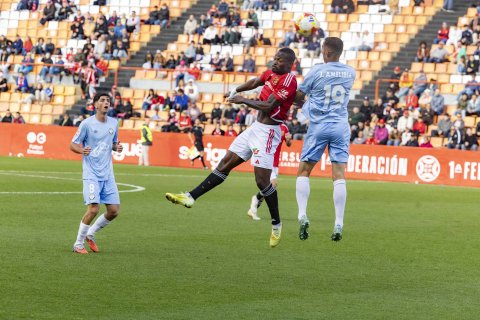 Cedric Omoigui salta por la pelota ante el Torremolinos.
