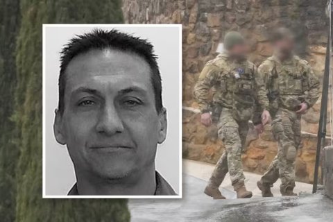 Un montaje fotográfico que muestra una fotografía del presunto asesino Dezi Freeman junto a una imagen de agentes de policía tácticos en Porepunkah