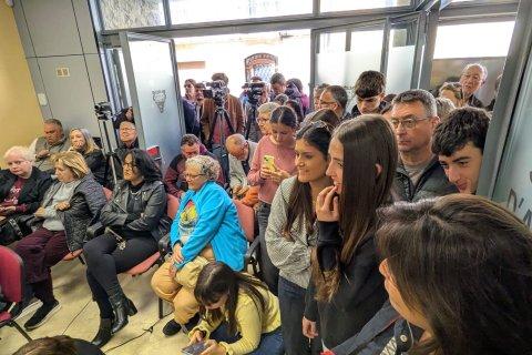 Numerosa gente siguió la sesión desde la calle