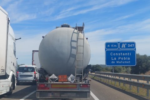 El tráfico se ha colapsado en sentido norte desde el kilómetro 248,5, a pocos metros de la salida de la autopista en Tarragona.