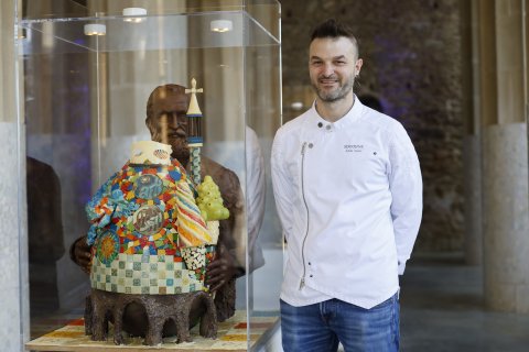 La Sala Hipóstila del Park Güell acoge hasta el 9 de abril la exposición “Gaudí en chocolata”.