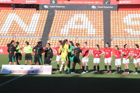 Las jugadoras de Nàstic y FAR Rabat se saludan en el Nou Estadi.