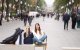 Dos jóvenes sentadas en una silla y un banco del primer tramo de la Rambla Nova de Tarragona