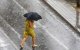 Imagen de archivo de una mujer bajo la lluvia