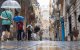 Varias personas pasean bajo la lluvia en la Part Alta de Tarragona