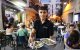 Un camarero muestra algunos de los platos de Bar Sport.