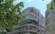 Bomberos retiran un toldo en Calafell.