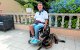 Oriol Papaseit junto a su perro Luke.