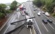 El camión ha perdido la carga y ello ha provocado un accidente múltiple en la autopista.