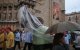 La Mulassa, recubierta con un plástico para protegerse de la lluvia, en el Pla de la Seu, ante la Catedral