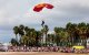 El salto de uno de los miembros de la Patrulla Acrobática de Paracaidismo del Ejército del Aire y del Espacio, este 21 de septiembre.