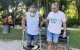 Mamerto Moreno (izquierda), ayudado por su pareja, Raúl Serrano, en el Parc Sant Jordi de Reus.