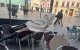 Los efectos del viento en una terraza de la plaza Mercadal de Reus.