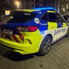 Un coche patrulla de la Guàrdia Urbana de Tarragona en la plaza Corsini