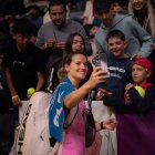 Ari Sánchez, fotografiándose con unos aficionados.