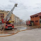 Al lugar del incendio han acudido tres dotaciones de bomberos.