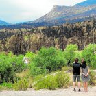 Una pareja observa los efectos del incendio entre Xerta y Paüls.