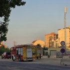 Bombers de la Generalitat inspeccionan el tren estacionado en Torredembarra.