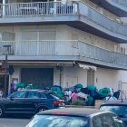 Decenas de bolsas con miles de productos falsificados en la plaza Venus.