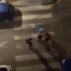 Uno de los heridos fue apaleado en el paso de peatones de la calle Rebolledo.