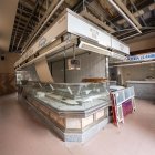 Imagen del pasado mes de abril del interior del Mercat del Fòrum, que está cerrado desde el año 2008.