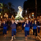 La imagen de Santa Maria del Mar, custodiada por una cincuentena de miembros de la Societat de Pescadors.