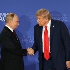 El presidente de Rusia, Vladimir Putin (i), y su homólogo de Estados Unidos, Donald Trump, se saludan al finalizar una declaración conjunta este viernes, en Anchorage