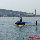 El helicóptero turístico logró amerizar delante de la playa de la Barceloneta.