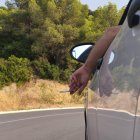 El conductor ha sido multado económicamente y se le podrían retirar hasta seis puntos del carnet de conducir