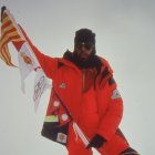 Oscar Cadiach llegando a la cima del Everest, a punto de plantar el banderín.