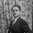 Lluís Canalda posant dins del Teatre Giuseppe Verdi de Trieste, on el 1929 va representar ‘Tristan i Isolda’.