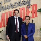 El autor británico Richard Osman y el cineasta Chris Columbus.