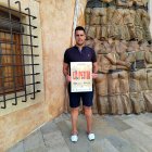 Regidor de fiestas, Álex Cañas, mostrando el cartel de La Petita 2025