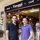 Els germans Alexis i Axel Mor, fundadors de la cafeteria Farggi de Reus, davant del ja mític establiment.