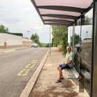 Antonio en la marquesina por la que ya no pasa el autobús.