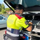 Un agente de los Mossos en un control de alcoholemia.