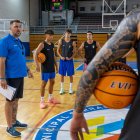 El técnico Toni Larramona comanda el primer entrenamiento oficial en El Serrallo.