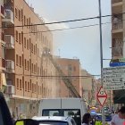 Bombers han usado la autoescalera para ayudar a la evacuación en los pisos superiores