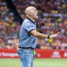 Luis César, dando instrucciones a sus jugadores en el partido de la primera jornada.