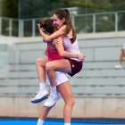 Anna Ortiz, festejando su pase a cuadro sujetada por Dal Pozzo.