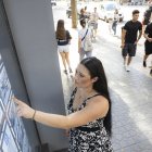 Nerea Valencia (Valls, 27 años), ante el escaparate de una inmobiliaria en Tarragona, donde está buscando piso de alquiler.