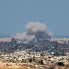Una columna de humo se levanta tras una incursión aérea israelí sobre la ciudad de Gaza, este martes