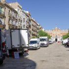 Camiones de reparto en la plaça de la Font de Tarragona.