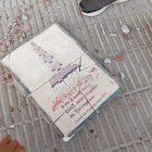 La placa castellera destrossada.