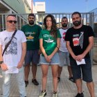 Membres de la Junta de Personal Docent de les Terres de l'Ebre, davant de l'Institut Despuig de Tortosa.