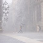 Personas se protegen de la lluvia.