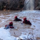 Imagen de tres bomberos durante el operativo de búsqueda de una persona desaparecida en Sant Quintí de Mediona