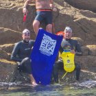 Jordi Cervera (derecha), justo tras completar la travesía.