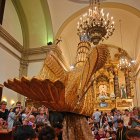 L'Àliga de Reus fa el Ball Solemne Curt sota la mirada de la imatge de la Mare de Déu de Misericòrdia.