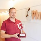Aleix Plana con el trofeo del Concurso de Albañilería de Málaga.